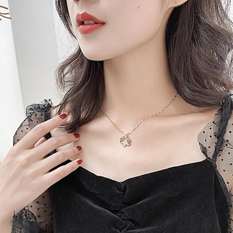 Ladies' Maple Leaf Pendant Necklace Simple Clavicle Chain Jewelry Sweater Chain Gift Necklace Jewelry for Girls Gold Choker Chain Necklaces