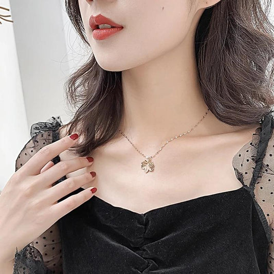 Ladies' Maple Leaf Pendant Necklace Simple Clavicle Chain Jewelry Sweater Chain Gift Necklace Jewelry for Girls Gold Choker Chain Necklaces