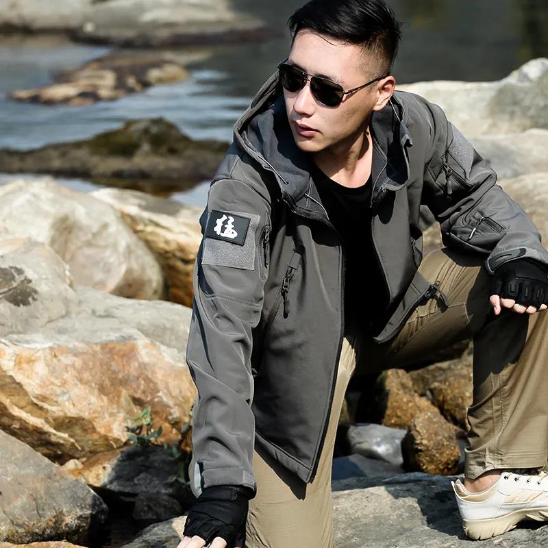 Men's Outdoor Sportswear Windproof and Waterproof Mountaineering Clothing Thick Hooded Outdoor Jackets Fleece Soft Shell Plus Size Cycling Clothing