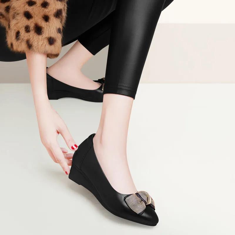 Single Shoes Women's Casual Middle-aged and Elderly Shoes Women's Non-slip Wedge Heel Comfortable Spring and Autumn Shallow Mouth Flat Work Shoes