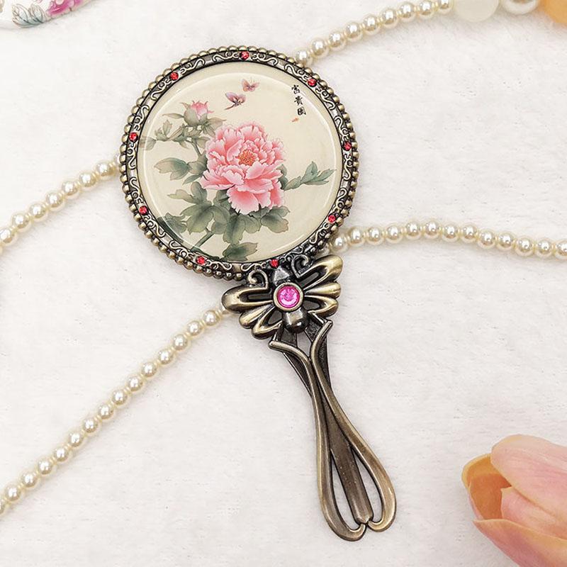 HD Retro Makeup Mirror Portable Hand-held Small Mirror Women Exquisite Mirror with Handle Metal Round Classical Style