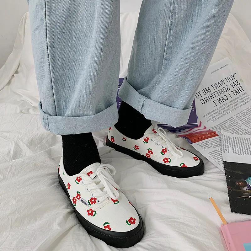 Little Flowers Graffiti White Shoes Female Students Korean Version of All-match Canvas Shoes Harajuku White Sneakers
