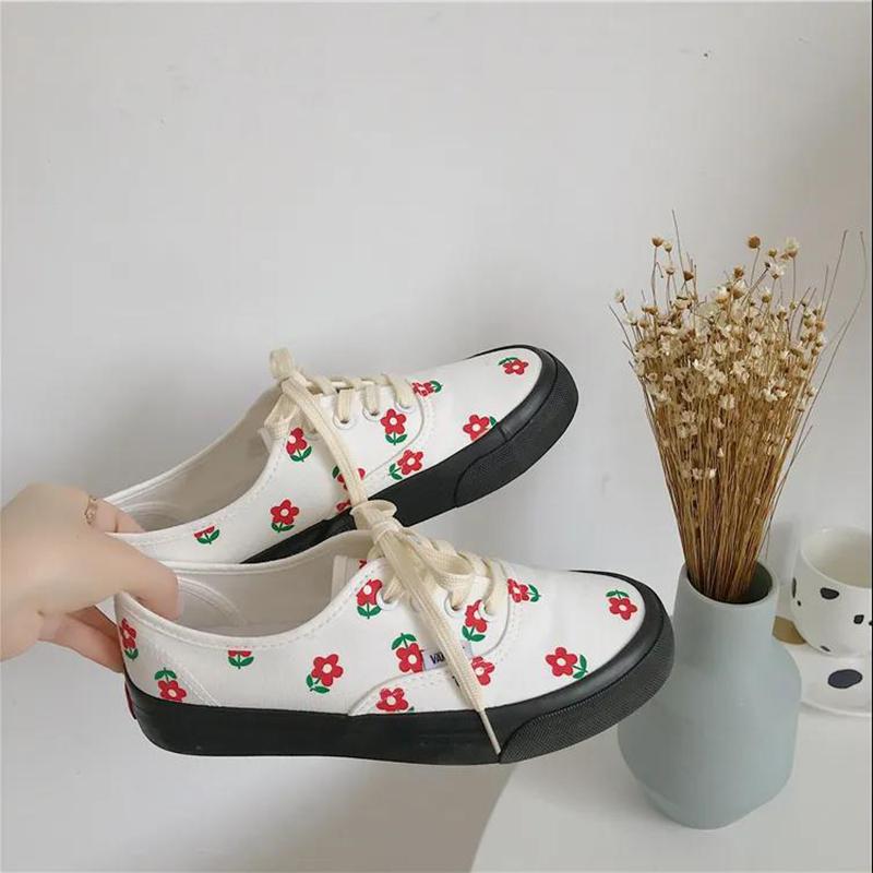 Little Flowers Graffiti White Shoes Female Students Korean Version of All-match Canvas Shoes Harajuku White Sneakers