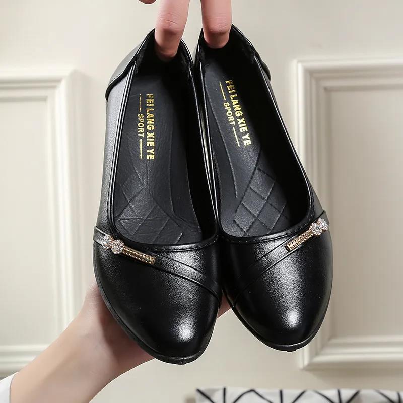 Spring and Autumn Mother's Shoes Soft Sole Comfortable Ladies Flat Pumps Mid Heel Comfortable Lightweight Black Leather Shoes