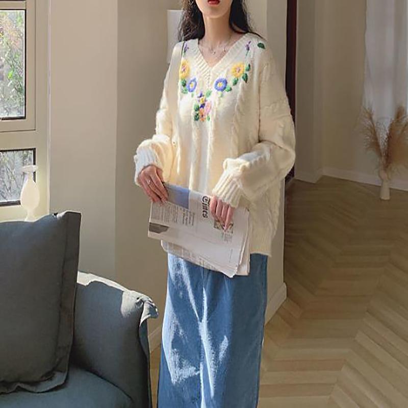 Embroidered Pullover Women's Sweater Japanese Loose Lazy Style V-neck Blouse Long-sleeved Knitted Bottoming Shirt