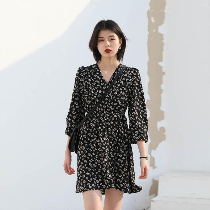 French Retro V-neck Floral Dress Female Spring Summer Temperament Wild Waist Was Thin Short Skirt